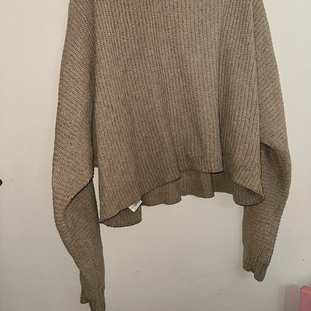 Urban Outfitters women’s cream v neck soft knit cropped sweater L winter fall